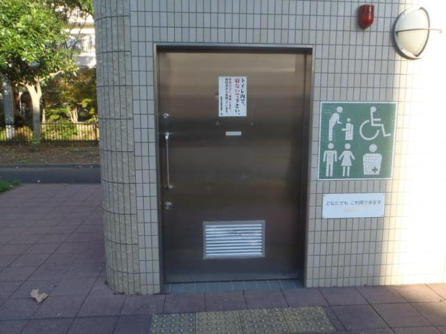 都堀公園 のトイレ入口写真