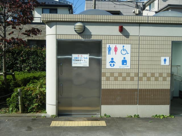 東蒲田二丁目公園 のトイレ入口写真
