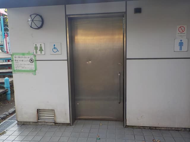 徳持公園 のトイレ入口写真
