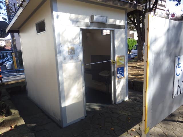 南前堀緑地だれでもトイレ のトイレ入口写真
