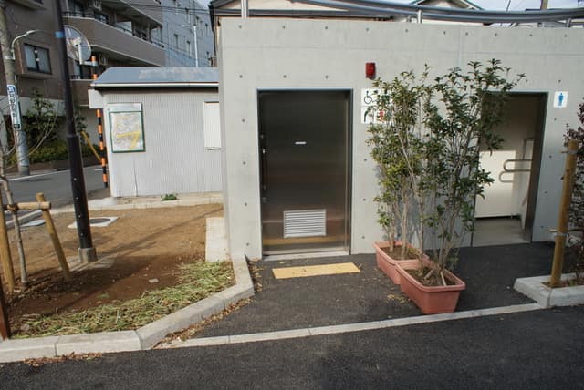 北前堀緑地だれでもトイレ のトイレ入口写真