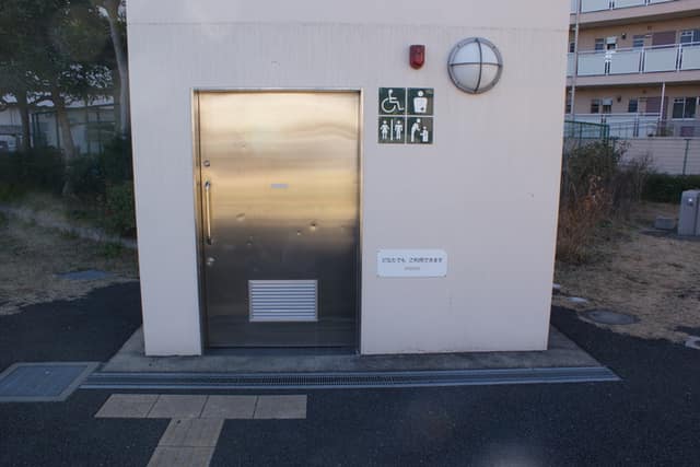 高畑第三児童公園 のトイレ入口写真