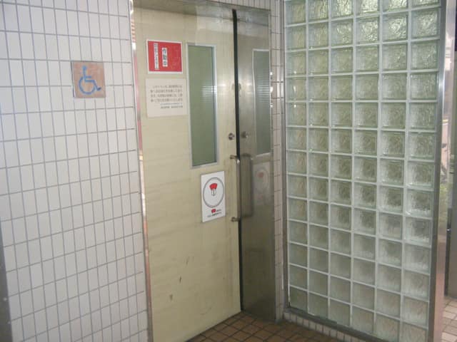 蒲田駅西口公衆便所 のトイレ入口写真