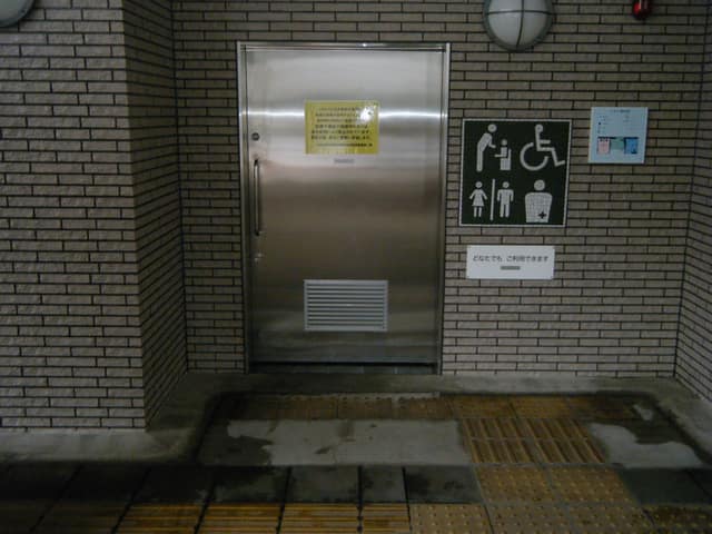 京急蒲田駅東口トイレ のトイレ入口写真