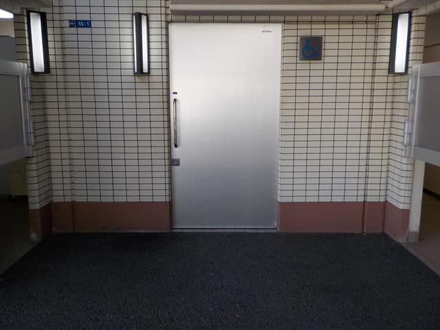多摩川駅前公衆便所 のトイレ入口写真