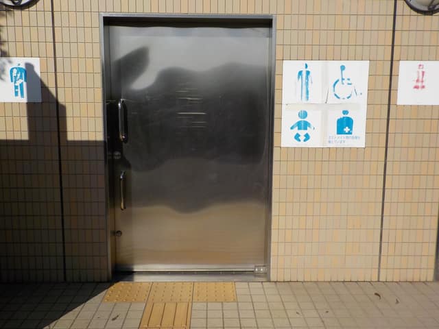 多摩川野球場前公衆便所 のトイレ入口写真