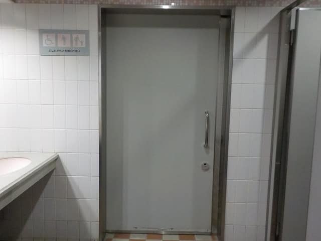 田園調布駅前公衆便所 のトイレ入口写真