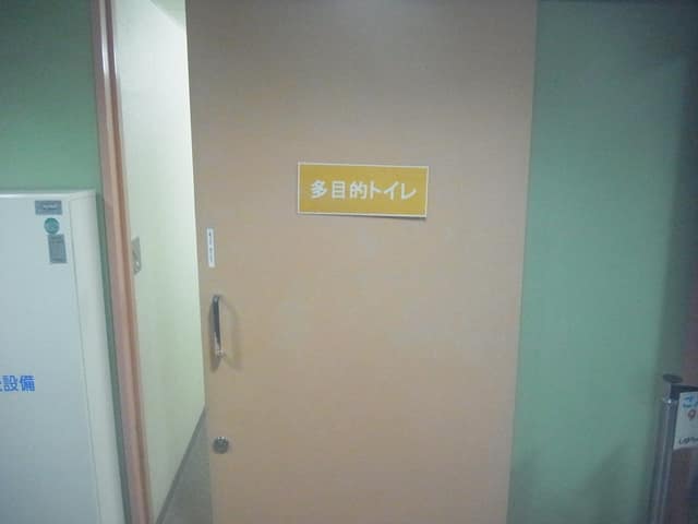 東調布公園水泳場 のトイレ入口写真