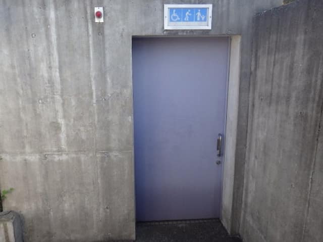萩中公園水泳場 のトイレ入口写真