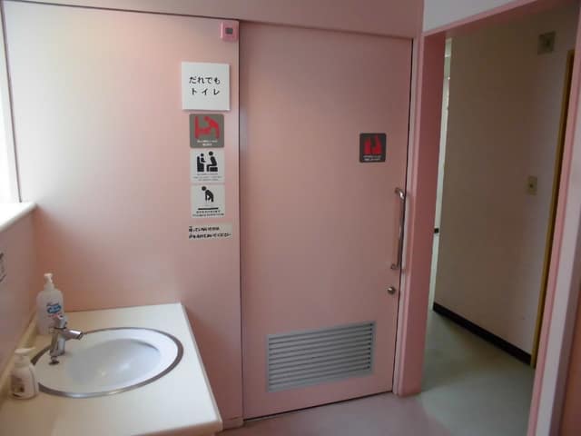 子ども家庭支援センター洗足池分室 のトイレ入口写真