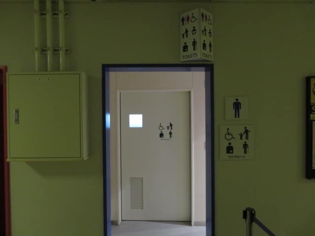 駒沢オリンピック公園総合運動場陸上競技場 のトイレ入口写真