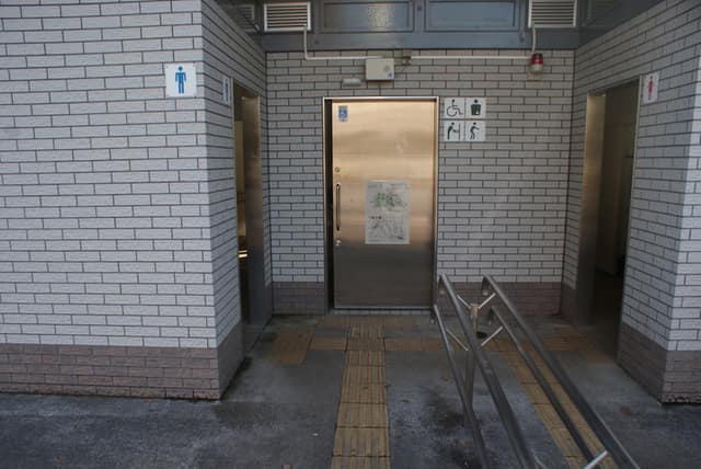 砧公園 のトイレ入口写真