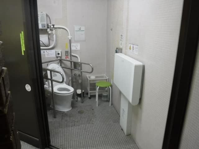 世田谷区役所第二庁舎 のトイレ入口写真