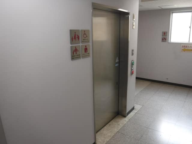 世田谷区役所三軒茶屋分庁舎 のトイレ入口写真