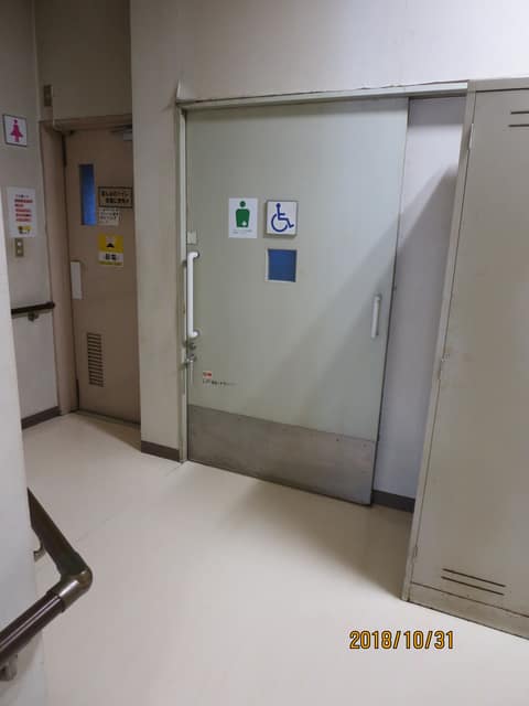 八幡山区民集会所 のトイレ入口写真