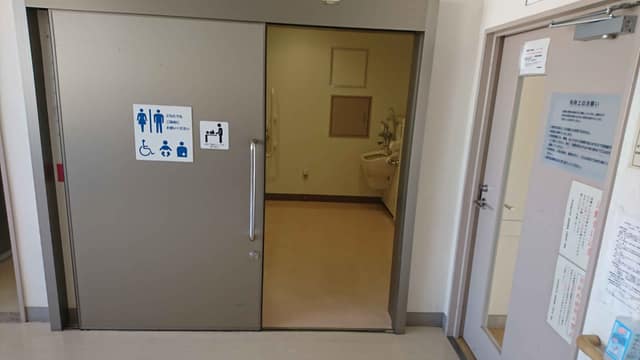 下馬区民集会所 のトイレ入口写真