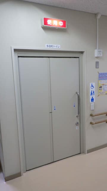 用賀地区会館 のトイレ入口写真