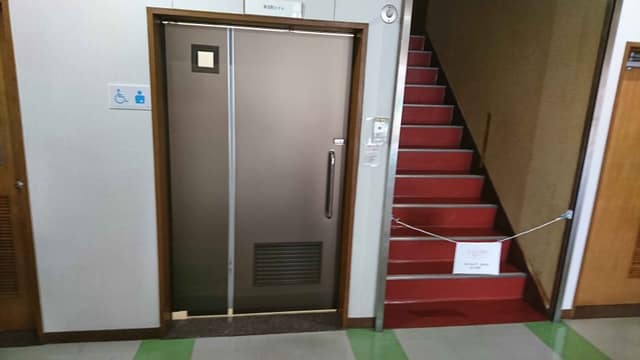 野沢地区会館 のトイレ入口写真