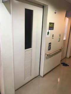 松原地区会館 のトイレ入口写真