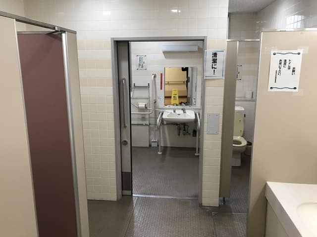 岡本地区会館 のトイレ入口写真