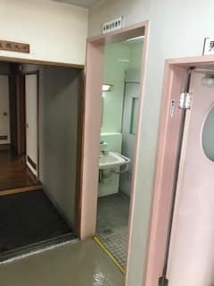 代沢地区会館 のトイレ入口写真