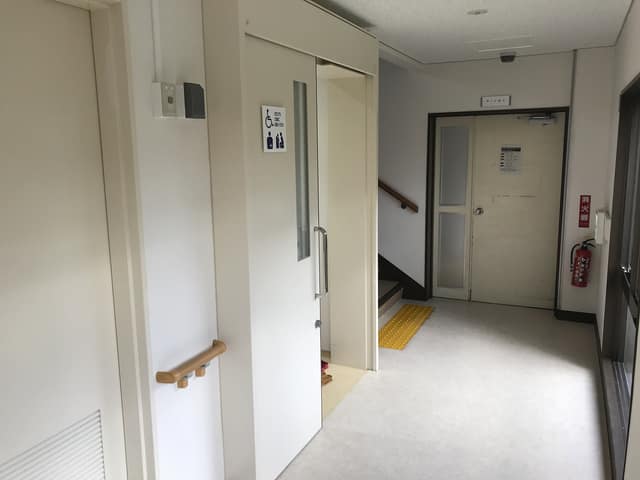 宇奈根地区会館 のトイレ入口写真