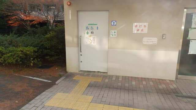 弦巻区民集会所 のトイレ入口写真