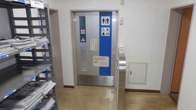下馬図書館 のトイレ入口写真