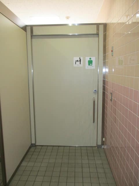 砧図書館 のトイレ入口写真