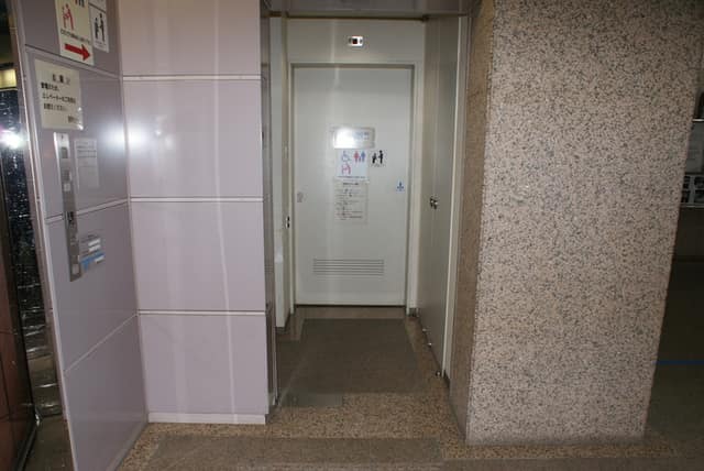 世田谷区教育会館 のトイレ入口写真