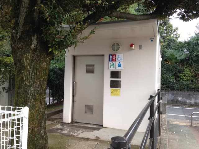 上馬四丁目公園 のトイレ入口写真