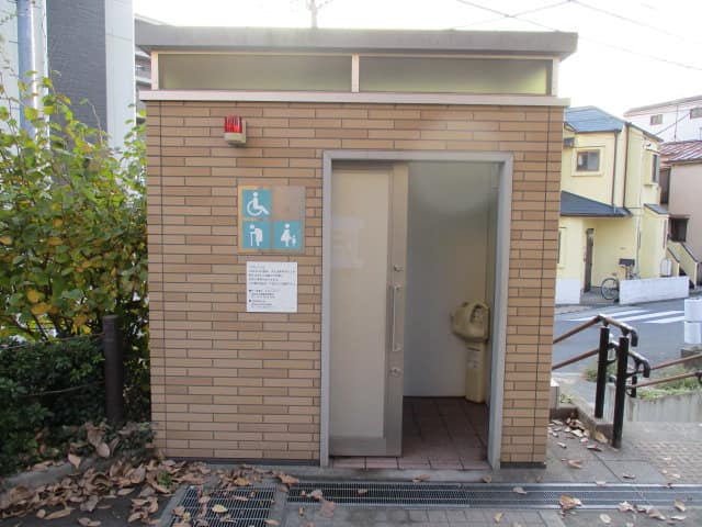 経堂けやき公園 のトイレ入口写真