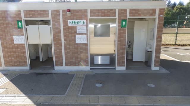 こどものひろば公園 のトイレ入口写真