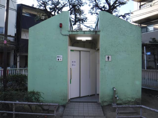 三軒茶屋公園 のトイレ入口写真