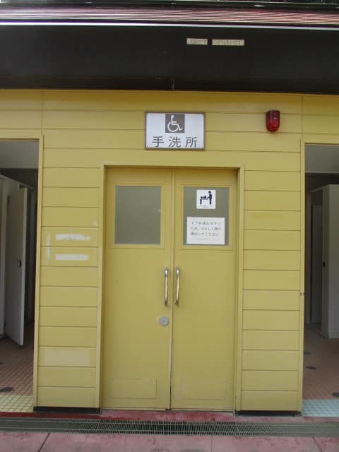 下馬中央公園 のトイレ入口写真