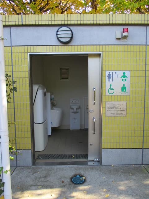 世田谷公園 のトイレ入口写真