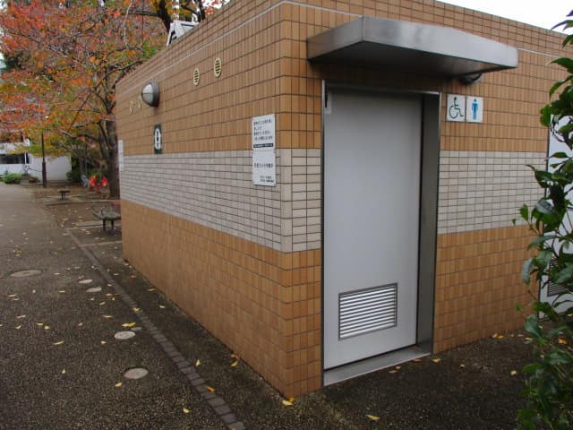 太子堂円泉ヶ丘公園 のトイレ入口写真