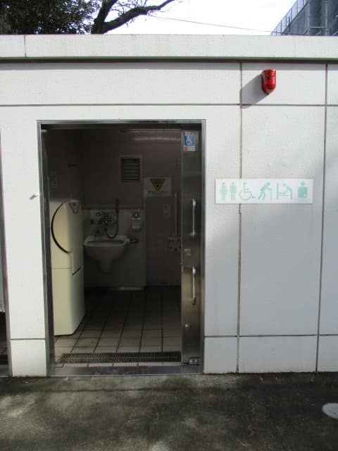 鶴ヶ久保公園 のトイレ入口写真