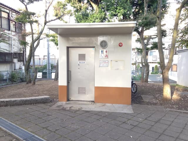 弦巻どんぐり山公園 のトイレ入口写真
