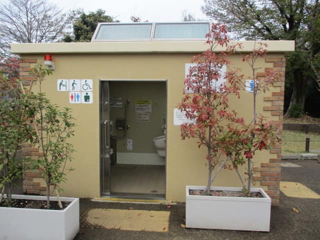 桜木ふれあい緑地 のトイレ入口写真
