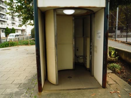 烏山川緑道 のトイレ入口写真