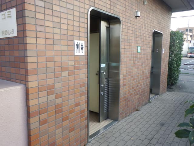 代沢せせらぎ公園 のトイレ入口写真