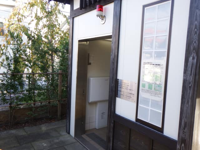 赤松ぼっくり庭園緑地 のトイレ入口写真