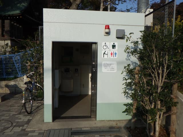 北沢八幡児童遊園 のトイレ入口写真