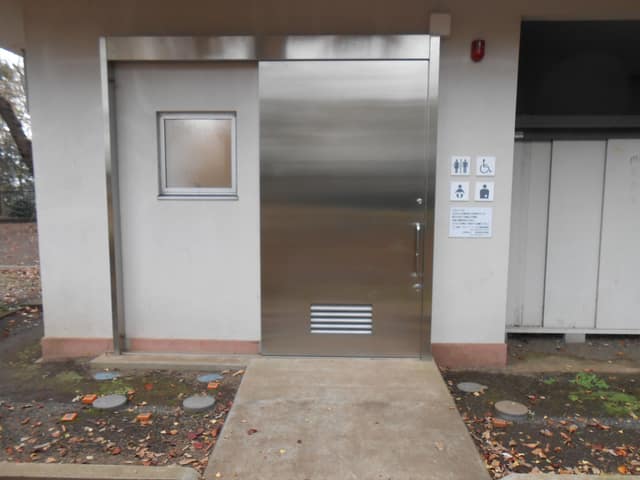 上野毛自然公園 のトイレ入口写真