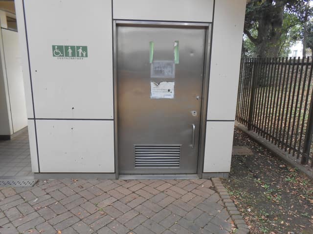駒沢緑泉公園 のトイレ入口写真