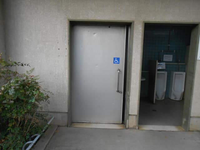 玉川野毛町公園(北西) のトイレ入口写真