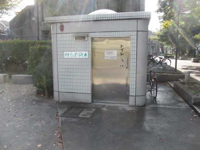 九品仏広場 のトイレ入口写真