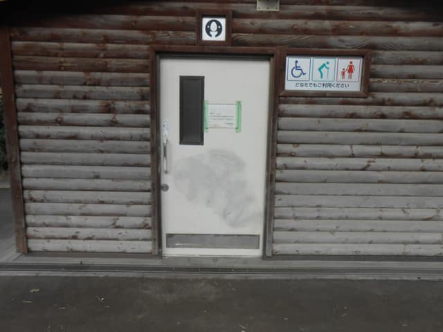 玉川台広場 のトイレ入口写真