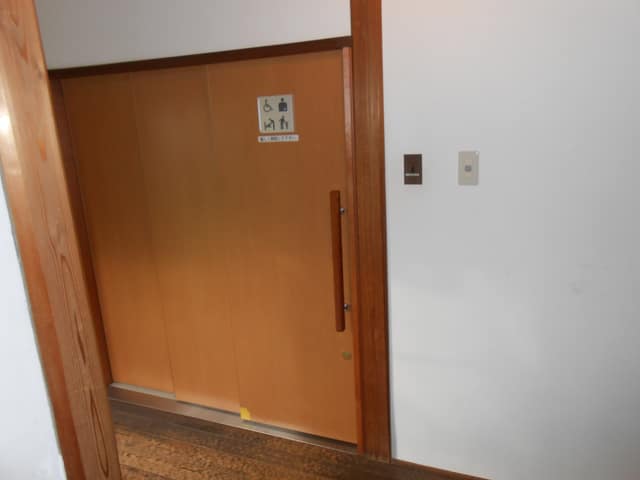 瀬田四丁目旧小坂緑地 のトイレ入口写真